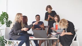 Θηλυκή επιδοκιμασία ομάδων Multiethnic κατά τη διάρκεια του επιχειρησιακού σεμιναρίου στη αίθουσα συνδιαλέξεων απόθεμα βίντεο Θηλυκή επιδοκιμασία ομάδων Multiethnic κατά τη διάρκεια του επιχειρησιακού σεμιναρίου στη αίθουσα συνδιαλέξεων απόθεμα βίντεο