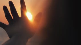 Θηλυκή κινηματογράφηση σε πρώτο πλάνο χεριών στον ήλιο στο ηλιοβασίλεμα Το ηλιοβασίλεμα θάλασσας θερμαίνει το θηλυκό χέρι απόθεμα βίντεο Θηλυκή κινηματογράφηση σε πρώτο πλάνο χεριών στον ήλιο στο ηλιοβασίλεμα Το ηλιοβασίλεμα θάλασσας θερμαίνει το θηλυκό χέρι απόθεμα βίντεο