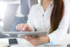 Θηλυκό PC ταμπλετών λαβής και χρήσης βραχιόνων στην κινηματογράφηση σε πρώτο πλάνο γραφείων στοκ φωτογραφία με δικαίωμα ελεύθερης χρήσης Θηλυκό PC ταμπλετών λαβής και χρήσης βραχιόνων στην κινηματογράφηση σε πρώτο πλάνο γραφείων στοκ φωτογραφία με δικαίωμα ελεύθερης χρήσης
