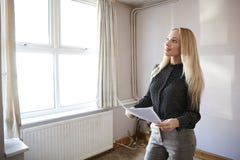 Θηλυκό Realtor που εξετάζει τις λεπτομέρειες σπιτιών στην ιδιοκτησία για την ανακαίνιση στοκ φωτογραφίες Θηλυκό Realtor που εξετάζει τις λεπτομέρειες σπιτιών στην ιδιοκτησία για την ανακαίνιση στοκ φωτογραφίες