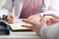 Θηλυκό βάζο λαβής χεριών γιατρών ιατρικής των χαπιών στοκ φωτογραφίες Θηλυκό βάζο λαβής χεριών γιατρών ιατρικής των χαπιών στοκ φωτογραφίες