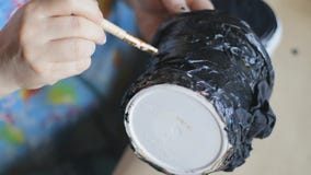 Θηλυκό μαύρο χρωματισμένο χέρι βερνικιών καλλιτεχνών - γίνοντας κάδος με μια βούρτσα και μια λάκκα απόθεμα βίντεο Θηλυκό μαύρο χρωματισμένο χέρι βερνικιών καλλιτεχνών - γίνοντας κάδος με μια βούρτσα και μια λάκκα απόθεμα βίντεο