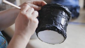 Θηλυκό μαύρο χρωματισμένο χέρι βερνικιών καλλιτεχνών - γίνοντας κάδος με μια βούρτσα και μια λάκκα απόθεμα βίντεο Θηλυκό μαύρο χρωματισμένο χέρι βερνικιών καλλιτεχνών - γίνοντας κάδος με μια βούρτσα και μια λάκκα απόθεμα βίντεο