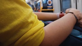 Θηλυκό στην κίτρινη συνεδρίαση μπλουζών στο τραίνο πόλεων, που πηγαίνει στο σπίτι, αστικός τρόπος ζωής φιλμ μικρού μήκους Θηλυκό στην κίτρινη συνεδρίαση μπλουζών στο τραίνο πόλεων, που πηγαίνει στο σπίτι, αστικός τρόπος ζωής φιλμ μικρού μήκους