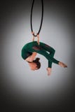 Θηλυκός gymnast που εκτελεί τις ασκήσεις σε μια στεφάνη δαχτυλιδιών αέρα στοκ φωτογραφία με δικαίωμα ελεύθερης χρήσης Θηλυκός gymnast που εκτελεί τις ασκήσεις σε μια στεφάνη δαχτυλιδιών αέρα στοκ φωτογραφία με δικαίωμα ελεύθερης χρήσης