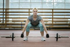 Θηλυκός αθλητής που κάνει την άσκηση deadlift στοκ φωτογραφία με δικαίωμα ελεύθερης χρήσης Θηλυκός αθλητής που κάνει την άσκηση deadlift στοκ φωτογραφία με δικαίωμα ελεύθερης χρήσης