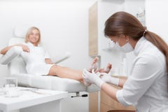 Θηλυκός γιατρός Podiatrist που κάνει τη διαδικασία του μασάζ και του ξεφλουδίσματος στοκ φωτογραφίες Θηλυκός γιατρός Podiatrist που κάνει τη διαδικασία του μασάζ και του ξεφλουδίσματος στοκ φωτογραφίες