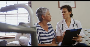 Θηλυκός γιατρός που αλληλεπιδρά με την ανώτερη γυναίκα στο καθιστικό 4k Θηλυκός γιατρός που αλληλεπιδρά με την ανώτερη γυναίκα στο καθιστικό 4k