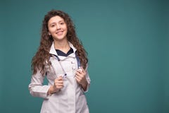 Θηλυκός ιατρός άσπρο επαγγελματικό σε ομοιόμορφο με το στηθοσκόπιο στο λαιμό της στο πράσινο μπλε υπόβαθρο r στοκ φωτογραφία με δικαίωμα ελεύθερης χρήσης Θηλυκός ιατρός άσπρο επαγγελματικό σε ομοιόμορφο με το στηθοσκόπιο στο λαιμό της στο πράσινο μπλε υπόβαθρο r στοκ φωτογραφία με δικαίωμα ελεύθερης χρήσης