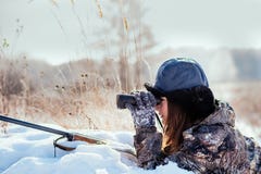 Θηλυκός κυνηγός στα ενδύματα κάλυψης έτοιμα να κυνηγήσουν, κρατώντας το πυροβόλο όπλο α στοκ φωτογραφία με δικαίωμα ελεύθερης χρήσης Θηλυκός κυνηγός στα ενδύματα κάλυψης έτοιμα να κυνηγήσουν, κρατώντας το πυροβόλο όπλο α στοκ φωτογραφία με δικαίωμα ελεύθερης χρήσης