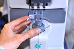 Θηλυκός οπτικός που μετρά και που προετοιμάζει τα γυαλιά, πρώτη ύλη στην ψηφιακή συσκευή στοκ εικόνες Θηλυκός οπτικός που μετρά και που προετοιμάζει τα γυαλιά, πρώτη ύλη στην ψηφιακή συσκευή στοκ εικόνες