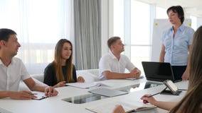 Θηλυκός προϊστάμενος δίπλα στη συνεδρίαση της εκμετάλλευσης lap-top με τους νέους συνεργάτες στο ελαφρύ γραφείο απόθεμα βίντεο Θηλυκός προϊστάμενος δίπλα στη συνεδρίαση της εκμετάλλευσης lap-top με τους νέους συνεργάτες στο ελαφρύ γραφείο απόθεμα βίντεο