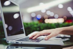 Θολωμένη αφηρημένη εικόνα της πλάγιας όψης στενού επάνω του χεριού γυναικών ty στοκ φωτογραφίες Θολωμένη αφηρημένη εικόνα της πλάγιας όψης στενού επάνω του χεριού γυναικών ty στοκ φωτογραφίες