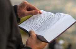 Θρησκευτικό βιβλίο Mahzor φυσήγματος shofar έτος rosh αγοριών hashanah εβραϊκό νέο στοκ εικόνες Θρησκευτικό βιβλίο Mahzor φυσήγματος shofar έτος rosh αγοριών hashanah εβραϊκό νέο στοκ εικόνες