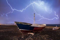 Θύελλα πέρα από τις εγκαταλειμμένες βάρκες στοκ φωτογραφίες Θύελλα πέρα από τις εγκαταλειμμένες βάρκες στοκ φωτογραφίες