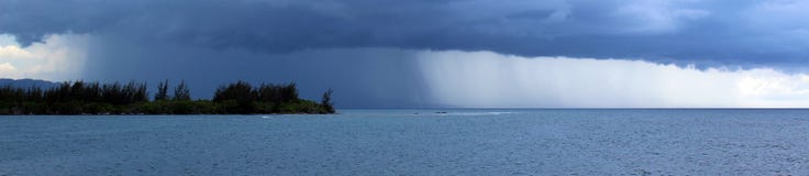 Θύελλα πέρα από τον ωκεανό στην Τζαμάικα, τροπικός παράδεισος με τη βροχή πέρα από την παραλία από τη θάλασσα Θύελλα πέρα από τον ωκεανό στην Τζαμάικα, τροπικός παράδεισος με τη βροχή πέρα από την παραλία από τη θάλασσα