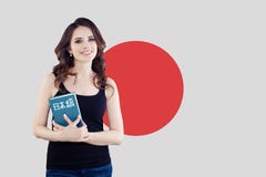 Ιαπωνική γλώσσα μελέτης Όμορφος σπουδαστής κοριτσιών brunette με τη σημαί στοκ φωτογραφία με δικαίωμα ελεύθερης χρήσης Ιαπωνική γλώσσα μελέτης Όμορφος σπουδαστής κοριτσιών brunette με τη σημαί στοκ φωτογραφία με δικαίωμα ελεύθερης χρήσης
