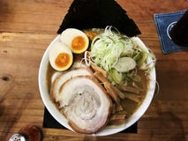 Ιαπωνικό Ramen με το χοιρινό κρέας φετών, αυγά, φύκι, κρεμμύδι ανοίξεων στην κορυφή στοκ φωτογραφία με δικαίωμα ελεύθερης χρήσης Ιαπωνικό Ramen με το χοιρινό κρέας φετών, αυγά, φύκι, κρεμμύδι ανοίξεων στην κορυφή στοκ φωτογραφία με δικαίωμα ελεύθερης χρήσης