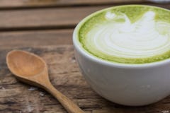 Ιαπωνικό ποτό, φλυτζάνι Latte του πράσινου τσαγιού Στοκ Εικόνες Ιαπωνικό ποτό, φλυτζάνι Latte του πράσινου τσαγιού Στοκ Εικόνες
