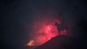 Ιαπωνικός πολεμιστής Σαμουράι μια θυελλώδη ημέρα Ιαπωνικός πολεμιστής Σαμουράι μια θυελλώδη ημέρα