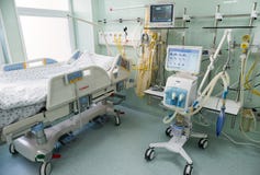 Ιατρικά κρεβάτια με τα αναπνευστικά και συστήματα εντατικής θεραπείας στοκ εικόνες Ιατρικά κρεβάτια με τα αναπνευστικά και συστήματα εντατικής θεραπείας στοκ εικόνες