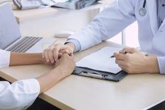 Ιατρικό καυκάσιο άτομο επαγγελματιών που καθησυχάζει και που συζητά στοκ εικόνα Ιατρικό καυκάσιο άτομο επαγγελματιών που καθησυχάζει και που συζητά στοκ εικόνα