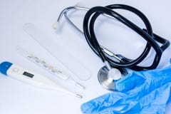 Ιατρικό στηθοσκόπιο με τους μαύρους σωλήνες και θερμόμετρο δύο για τη μέτρηση της θερμοκρασίας του ανθρώπινου σώματος: mercurial στοκ φωτογραφίες με δικαίωμα ελεύθερης χρήσης Ιατρικό στηθοσκόπιο με τους μαύρους σωλήνες και θερμόμετρο δύο για τη μέτρηση της θερμοκρασίας του ανθρώπινου σώματος: mercurial στοκ φωτογραφίες με δικαίωμα ελεύθερης χρήσης
