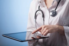 Ιατρικός εργαζόμενος κλινικών υγείας γιατρών ipad σύγχρονος στοκ φωτογραφίες Ιατρικός εργαζόμενος κλινικών υγείας γιατρών ipad σύγχρονος στοκ φωτογραφίες