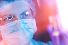Ιατρικός ερευνητής επιστήμης που εκτελεί τη δοκιμή στο εργαστήριο στοκ φωτογραφία με δικαίωμα ελεύθερης χρήσης Ιατρικός ερευνητής επιστήμης που εκτελεί τη δοκιμή στο εργαστήριο στοκ φωτογραφία με δικαίωμα ελεύθερης χρήσης