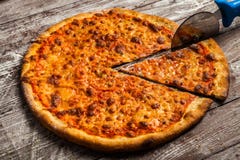 διαφορετικά καλύμματα πι& Ιταλική πίτσα με τα διαφορετικά είδη του τυριού, των λαχανικών και του κρέατος παλαιό ξύλινο στενό σε ε Στοκ Εικόνες διαφορετικά καλύμματα πι& Ιταλική πίτσα με τα διαφορετικά είδη του τυριού, των λαχανικών και του κρέατος παλαιό ξύλινο στενό σε ε Στοκ Εικόνες