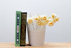 Ιερές βιβλία και daffodils ανθοδέσμη Quran στο βάζο στην ξύλινη ετικέττα στοκ φωτογραφία με δικαίωμα ελεύθερης χρήσης Ιερές βιβλία και daffodils ανθοδέσμη Quran στο βάζο στην ξύλινη ετικέττα στοκ φωτογραφία με δικαίωμα ελεύθερης χρήσης