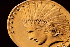Νομισματικός στην εργασία παρουσιάζει μερικά χρυσά νομίσματα στοκ φωτογραφίες με δικαίωμα ελεύθερης χρήσης Νομισματικός στην εργασία παρουσιάζει μερικά χρυσά νομίσματα στοκ φωτογραφίες με δικαίωμα ελεύθερης χρήσης