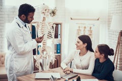 Ινδικός γιατρός που βλέπει τους ασθενείς στην αρχή Ο γιατρός παρουσιάζει σκελετό στη μητέρα και στην κόρη στοκ φωτογραφία με δικαίωμα ελεύθερης χρήσης Ινδικός γιατρός που βλέπει τους ασθενείς στην αρχή Ο γιατρός παρουσιάζει σκελετό στη μητέρα και στην κόρη στοκ φωτογραφία με δικαίωμα ελεύθερης χρήσης