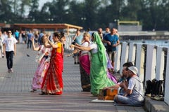20 Ιουλίου 2018 Izhevsk, Ρωσία Χορευτές που εκτελούν έναν παραδοσιακό ινδικό χορό στο ταξίδι ημέρας Peacock στο φεστιβάλ της Ινδί στοκ εικόνες 20 Ιουλίου 2018 Izhevsk, Ρωσία Χορευτές που εκτελούν έναν παραδοσιακό ινδικό χορό στο ταξίδι ημέρας Peacock στο φεστιβάλ της Ινδί στοκ εικόνες