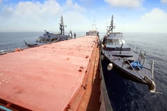 Ισπανική τελωνειακή ακτοφυλακή που ελέγχει ένα σκάφος μηχανών στοκ φωτογραφίες Ισπανική τελωνειακή ακτοφυλακή που ελέγχει ένα σκάφος μηχανών στοκ φωτογραφίες