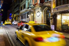 ΙΣΤΑΝΜΠΟΎΛ, ΤΟΥΡΚΙΑ - 21 ΑΥΓΟΎΣΤΟΥ 2018: κίτρινο αμάξι ταξί στη θαμπάδα κινήσεων στοκ φωτογραφία ΙΣΤΑΝΜΠΟΎΛ, ΤΟΥΡΚΙΑ - 21 ΑΥΓΟΎΣΤΟΥ 2018: κίτρινο αμάξι ταξί στη θαμπάδα κινήσεων στοκ φωτογραφία