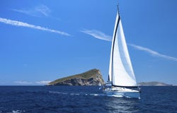 ιστιοπλοϊκός το μπλε σκοτάδι χρώματος αθλητικός νικητής ουρανού πανιών regatta ο πλέοντας Σειρές των γιοτ πολυτέλειας στην αποβάθ στοκ εικόνα με δικαίωμα ελεύθερης χρήσης ιστιοπλοϊκός το μπλε σκοτάδι χρώματος αθλητικός νικητής ουρανού πανιών regatta ο πλέοντας Σειρές των γιοτ πολυτέλειας στην αποβάθ στοκ εικόνα με δικαίωμα ελεύθερης χρήσης
