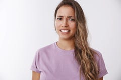 Ιστορία ακρόασης γυναικών μορφασμού πορτρέτου ελκυστική δυσαρεστημένη που σφίγγοντας την αποστροφή δοντιών, απροθυμία στοκ εικόνα με δικαίωμα ελεύθερης χρήσης Ιστορία ακρόασης γυναικών μορφασμού πορτρέτου ελκυστική δυσαρεστημένη που σφίγγοντας την αποστροφή δοντιών, απροθυμία στοκ εικόνα με δικαίωμα ελεύθερης χρήσης