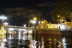 Ιστορική γέφυρα γεφυρών Blauwbrug μπλε στο Άμστερνταμ πέρα από τον ποταμό Amstel στοκ φωτογραφία με δικαίωμα ελεύθερης χρήσης Ιστορική γέφυρα γεφυρών Blauwbrug μπλε στο Άμστερνταμ πέρα από τον ποταμό Amstel στοκ φωτογραφία με δικαίωμα ελεύθερης χρήσης