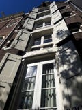 Ιστορική πόλη με τα ξύλινα παραθυρόφυλλα παραθύρων ανοικτά Παραθυρόφ στοκ φωτογραφία Ιστορική πόλη με τα ξύλινα παραθυρόφυλλα παραθύρων ανοικτά Παραθυρόφ στοκ φωτογραφία