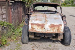 Ιστορική σκουριασμένη κατασκευή αυτοκινήτων στην οδό στοκ φωτογραφία Ιστορική σκουριασμένη κατασκευή αυτοκινήτων στην οδό στοκ φωτογραφία
