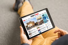 Ιστοχώρος ειδήσεων ανάγνωσης ατόμων στην ταμπλέτα Όλο το περιεχόμενο αποτελείται στοκ φωτογραφία με δικαίωμα ελεύθερης χρήσης Ιστοχώρος ειδήσεων ανάγνωσης ατόμων στην ταμπλέτα Όλο το περιεχόμενο αποτελείται στοκ φωτογραφία με δικαίωμα ελεύθερης χρήσης