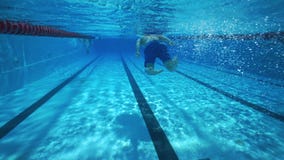 Ισχυρή αθλητική κολύμβηση ατόμων υποβρύχια στη σαφή λίμνη SPA απόθεμα βίντεο Ισχυρή αθλητική κολύμβηση ατόμων υποβρύχια στη σαφή λίμνη SPA απόθεμα βίντεο