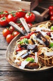 Ιταλικά παραδοσιακά χορτοφάγα ζυμαρικά με τη μελιτζάνα στοκ φωτογραφία με δικαίωμα ελεύθερης χρήσης Ιταλικά παραδοσιακά χορτοφάγα ζυμαρικά με τη μελιτζάνα στοκ φωτογραφία με δικαίωμα ελεύθερης χρήσης