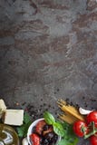 Ιταλικό υπόβαθρο τροφίμων με το διάστημα για το κείμενο στοκ φωτογραφία με δικαίωμα ελεύθερης χρήσης Ιταλικό υπόβαθρο τροφίμων με το διάστημα για το κείμενο στοκ φωτογραφία με δικαίωμα ελεύθερης χρήσης