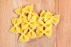 Ιταλικά ζυμαρικά Farfalle στον ξύλινο πίνακα οξιών Στοκ Φωτογραφίες Ιταλικά ζυμαρικά Farfalle στον ξύλινο πίνακα οξιών Στοκ Φωτογραφίες