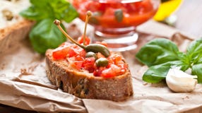 Ιταλική έννοια μαγειρέματος Bruschettas με το pesto, ντομάτες στοκ εικόνες με δικαίωμα ελεύθερης χρήσης Ιταλική έννοια μαγειρέματος Bruschettas με το pesto, ντομάτες στοκ εικόνες με δικαίωμα ελεύθερης χρήσης