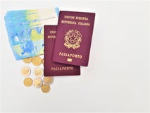 Ιταλικό διαβατήριο δύο με τα ευρο- τραπεζογραμμάτια στοκ εικόνες με δικαίωμα ελεύθερης χρήσης Ιταλικό διαβατήριο δύο με τα ευρο- τραπεζογραμμάτια στοκ εικόνες με δικαίωμα ελεύθερης χρήσης