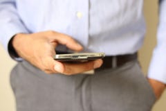 Κλείστε επάνω ενός ατόμου χρησιμοποιώντας το κινητό έξυπνο τηλέφωνο στοκ φωτογραφία με δικαίωμα ελεύθερης χρήσης Κλείστε επάνω ενός ατόμου χρησιμοποιώντας το κινητό έξυπνο τηλέφωνο στοκ φωτογραφία με δικαίωμα ελεύθερης χρήσης