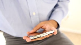 Κλείστε επάνω ενός ατόμου χρησιμοποιώντας το κινητό έξυπνο τηλέφωνο στοκ φωτογραφίες Κλείστε επάνω ενός ατόμου χρησιμοποιώντας το κινητό έξυπνο τηλέφωνο στοκ φωτογραφίες
